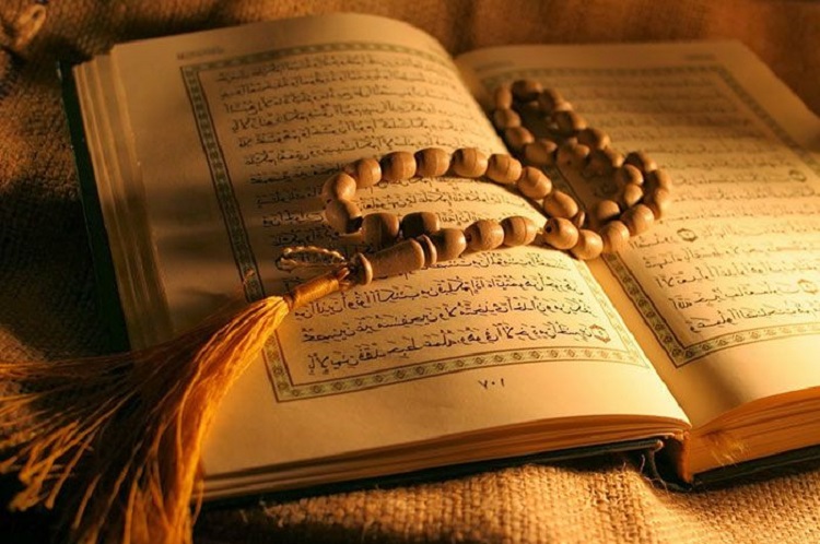Membaca Al-Qur'an, Sumber: jurnalmedan.pikiran-rakyat.com